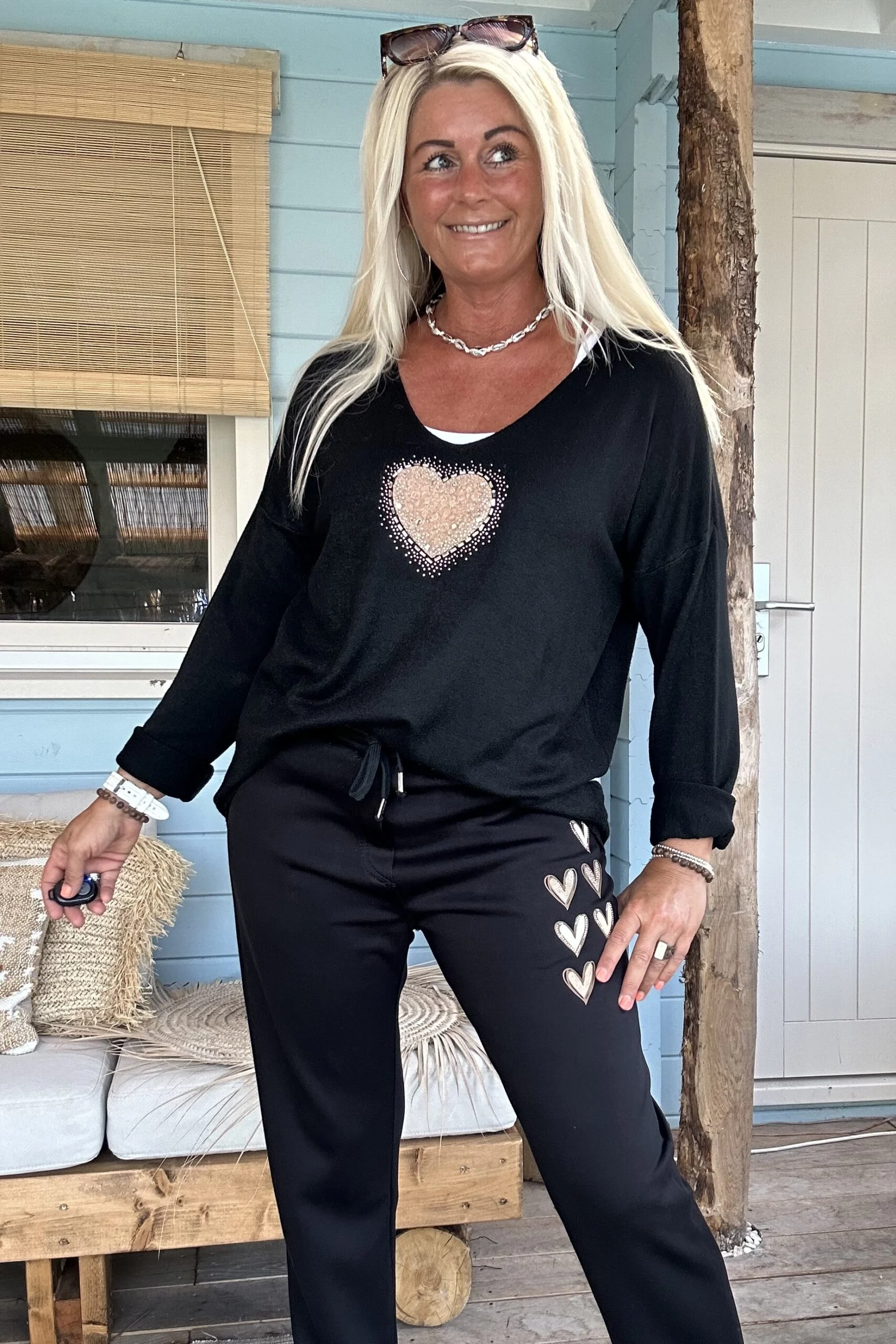 Knitwear shirt Silvie met V-hals en Hartje, Zwart.