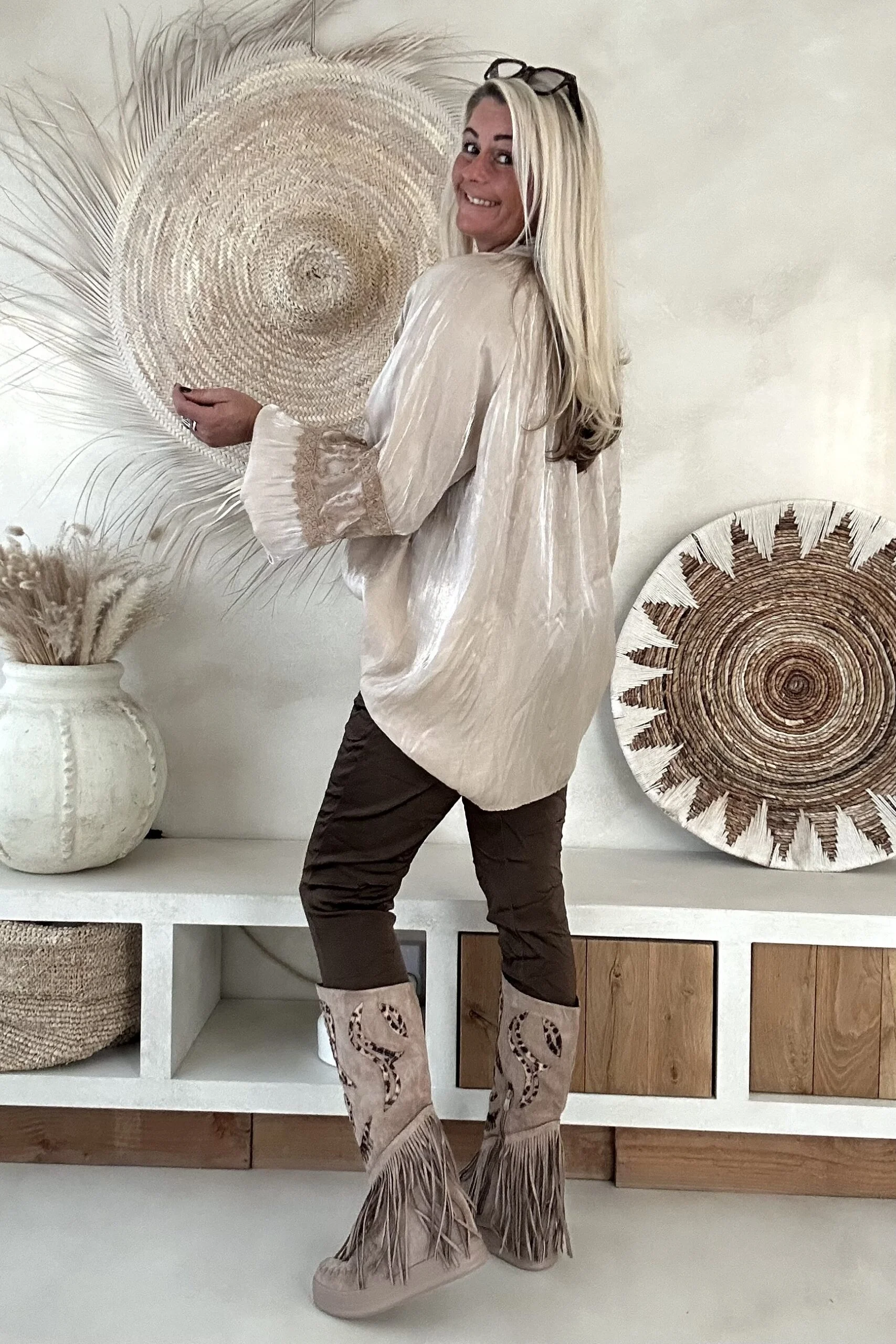 Blouse Britt met Glanseffect, Zandbeige. - Afbeelding 2