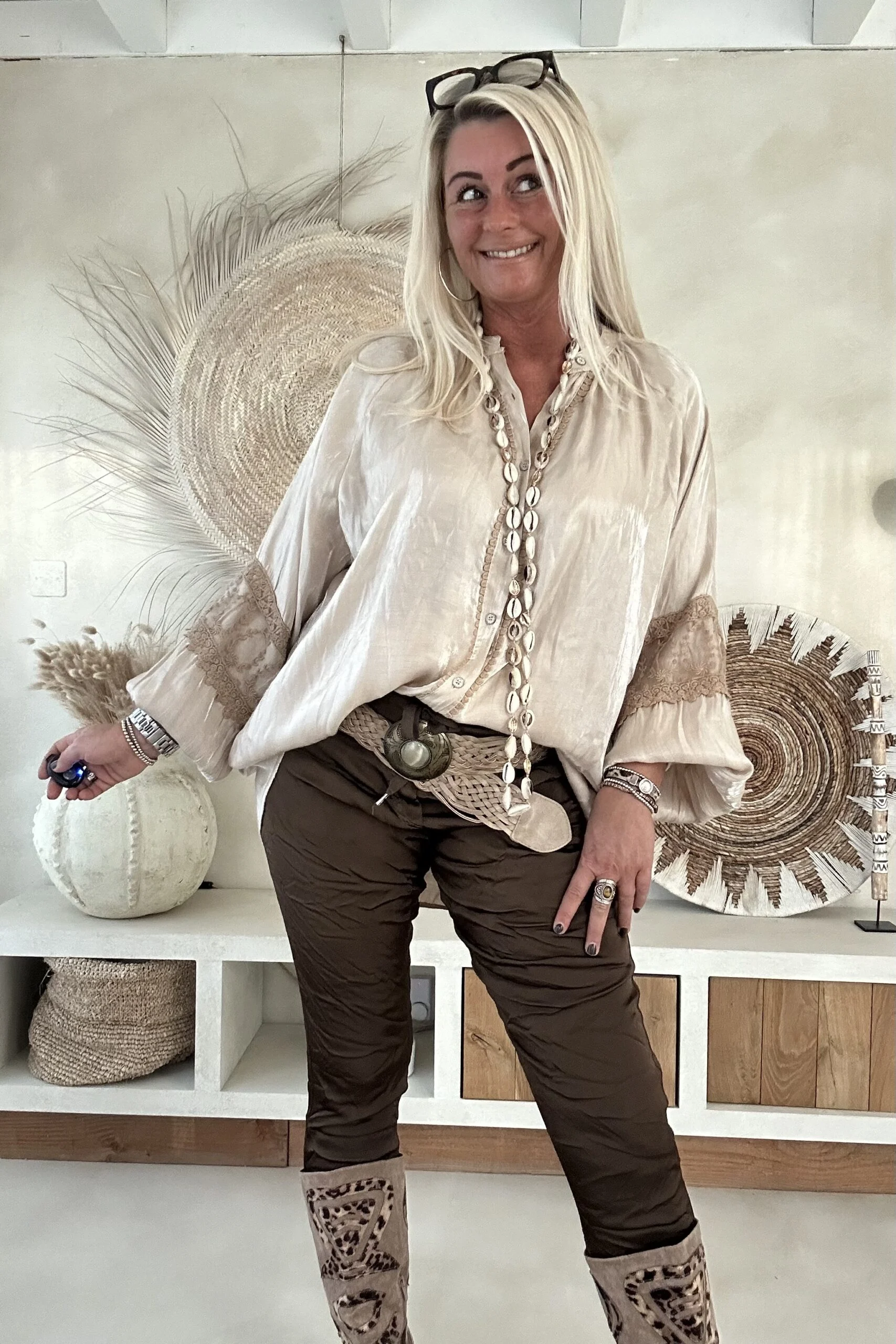 Blouse Britt met Glanseffect, Zandbeige. - Afbeelding 3