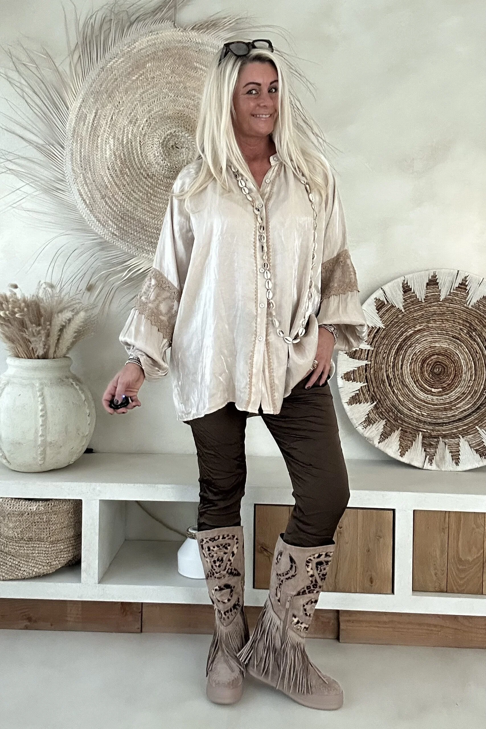 Blouse Britt met Glanseffect, Zandbeige. - Afbeelding 10