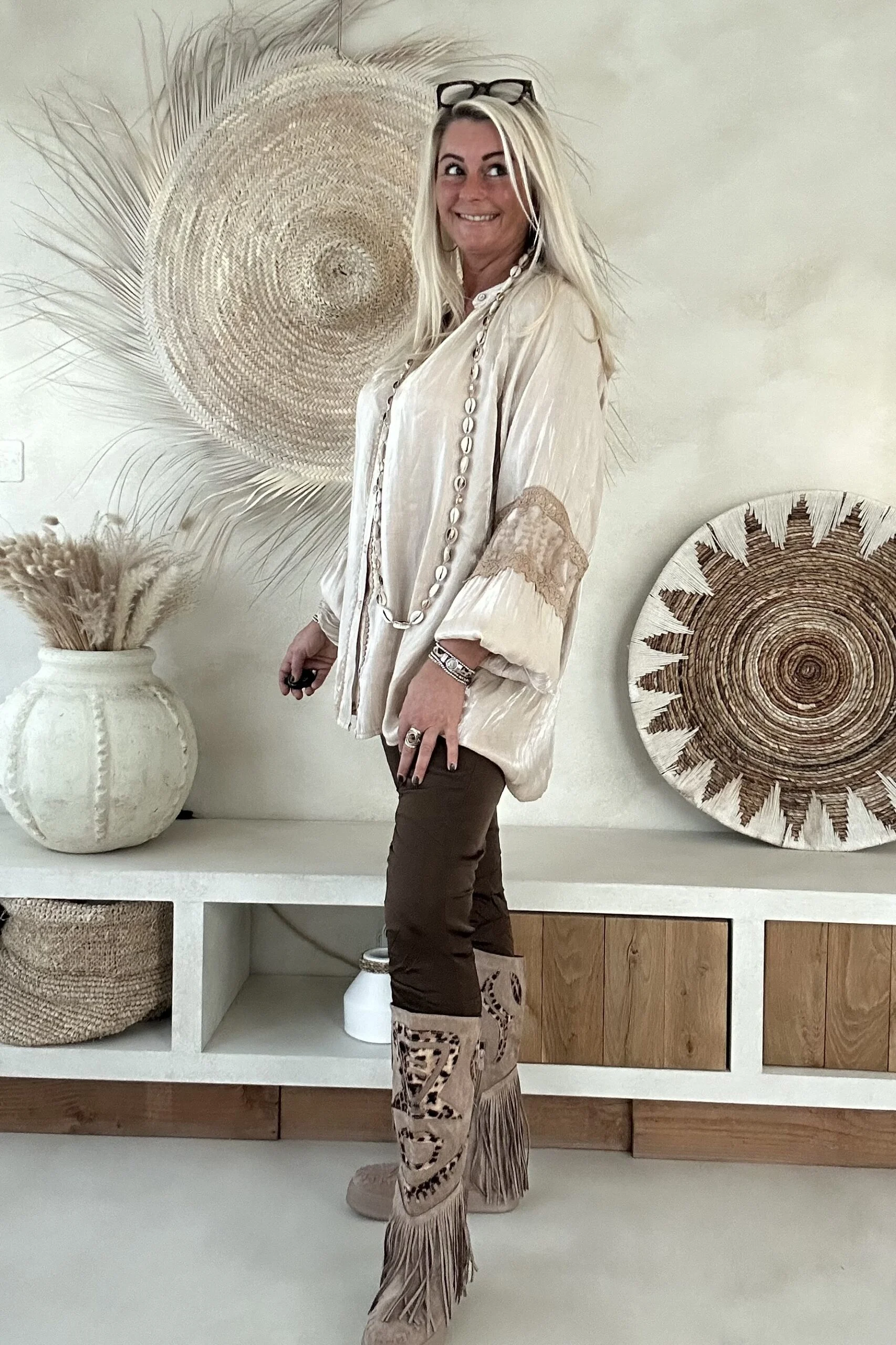 Blouse Britt met Glanseffect, Zandbeige. - Afbeelding 8