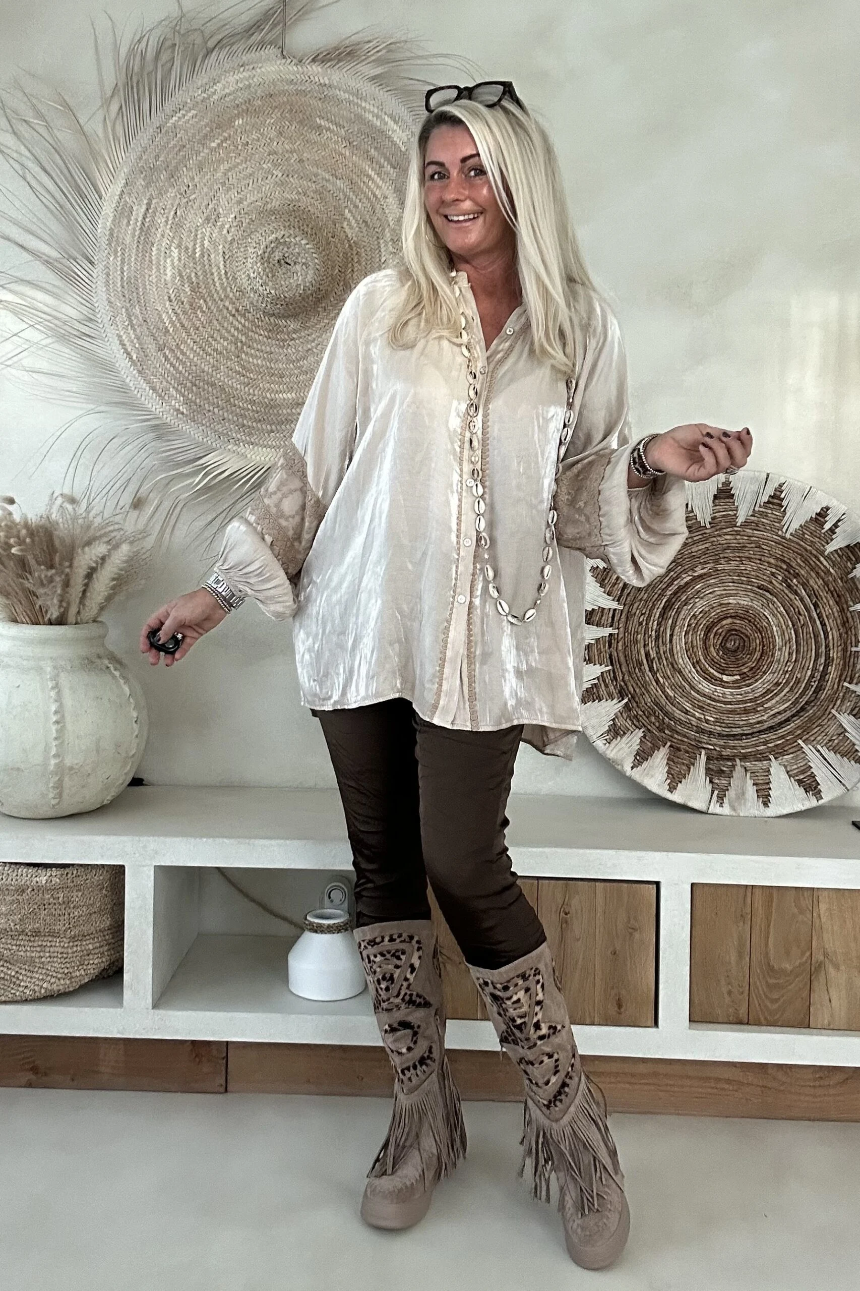Blouse Britt met Glanseffect, Zandbeige. - Afbeelding 6