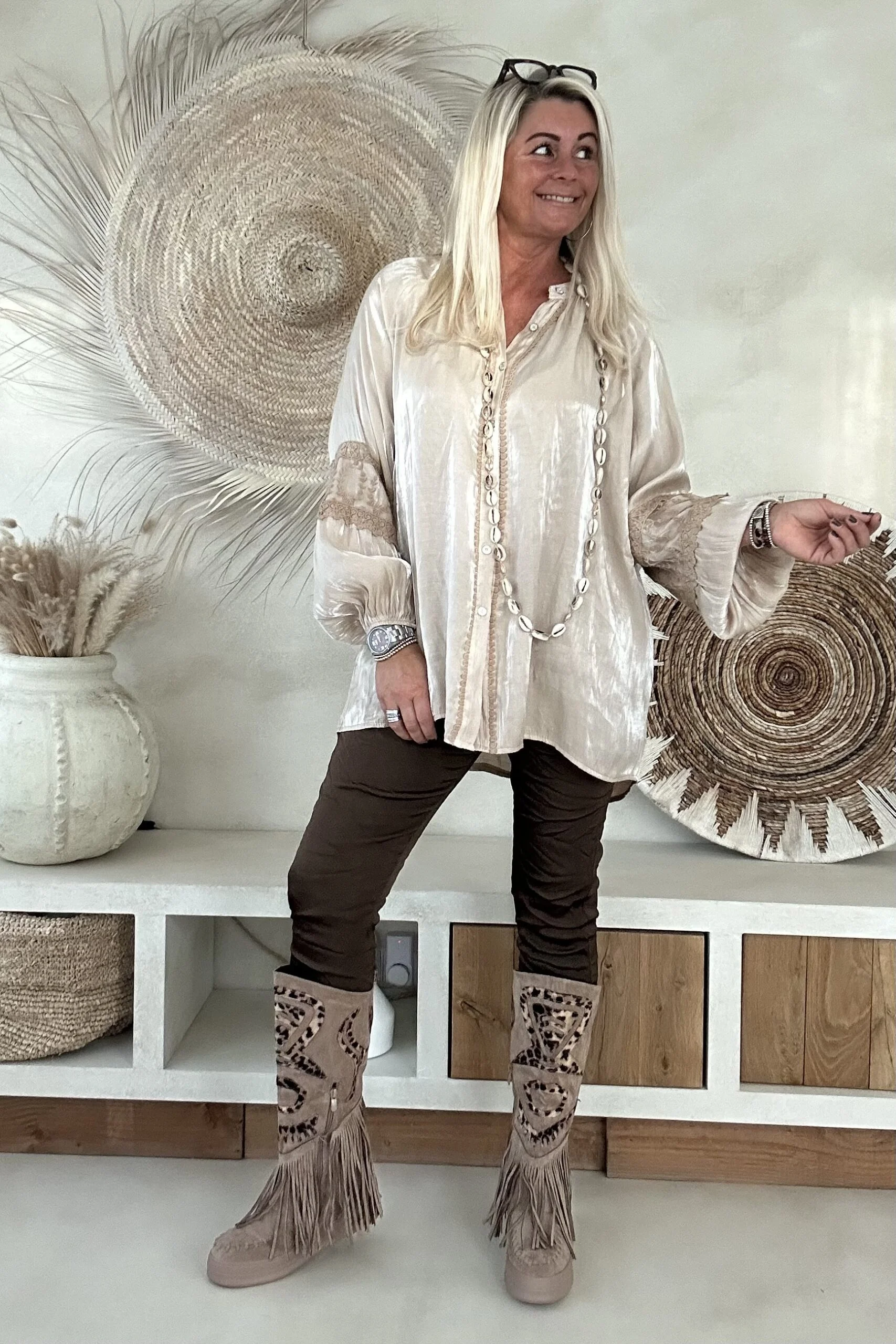 Blouse Britt met Glanseffect, Zandbeige. - Afbeelding 4