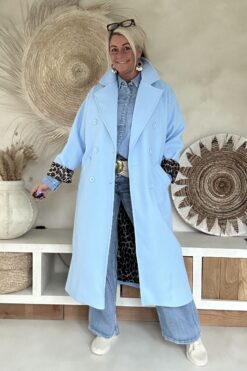 Oversized Trenchcoat Amelie met Luipaard accenten, Licht Blauw.