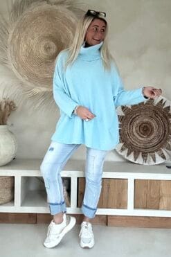 Trui Dora wijdvallend met losse Col, Licht Blauw.