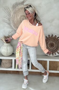 Sweater Shelley met Malibu Opdruk, Zalm Oranje.