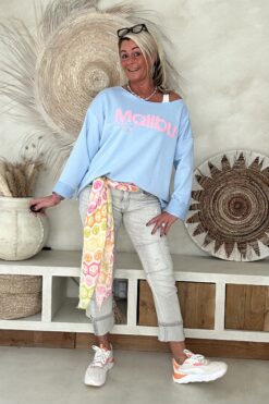 Sweater Shelley met Malibu Opdruk, Licht Blauw.