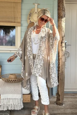 Kimono/Poncho Paloma met Borduursels, Zand.