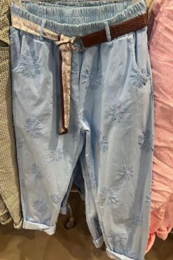 Stretch broek Fleur met borduursels, Jeansblauw.