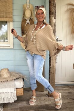 Knitwear trui Tessa korte Vlinder mouw met Volants Camel.