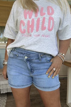 Jeans Short Josine met schuine band, Licht Blauw.