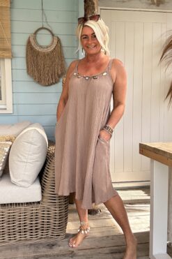 Boho Jurkje Melina Plisse met Kraal details, Taupe.