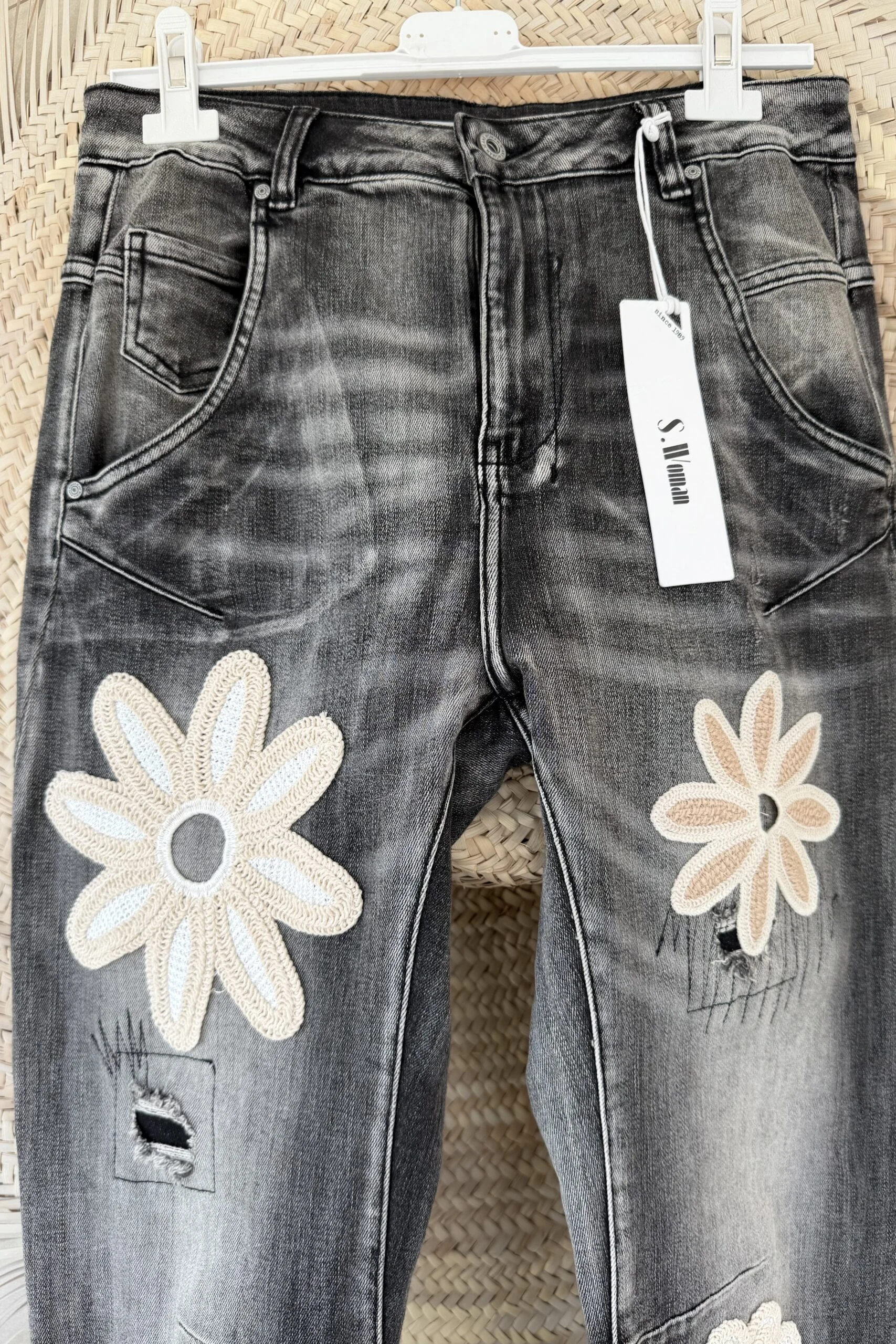 S.Woman Hippie Jeans Jola met Bloemen, Zwartgrijs. - Afbeelding 2