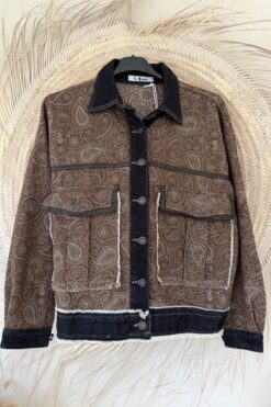 Boho Jasje Paula Paisley Bruintinten en Denim accenten.