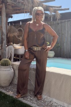 Wijde Satijnlook Broek Iris, Choco Bruin.