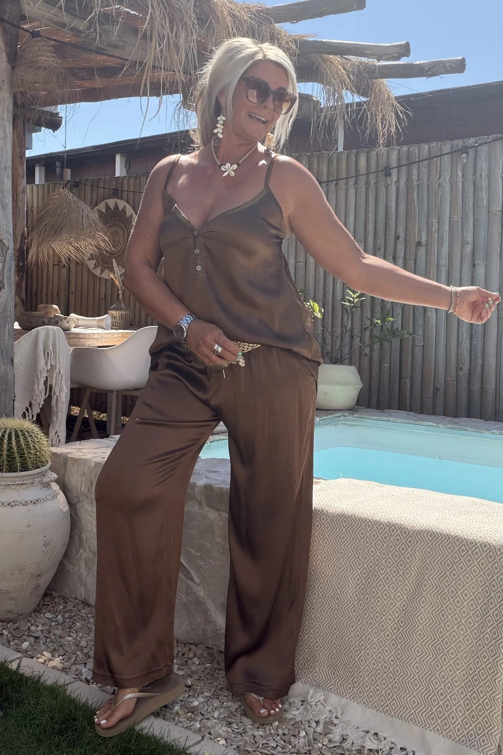 Wijde Satijnlook Broek Iris, Choco Bruin. - Afbeelding 16