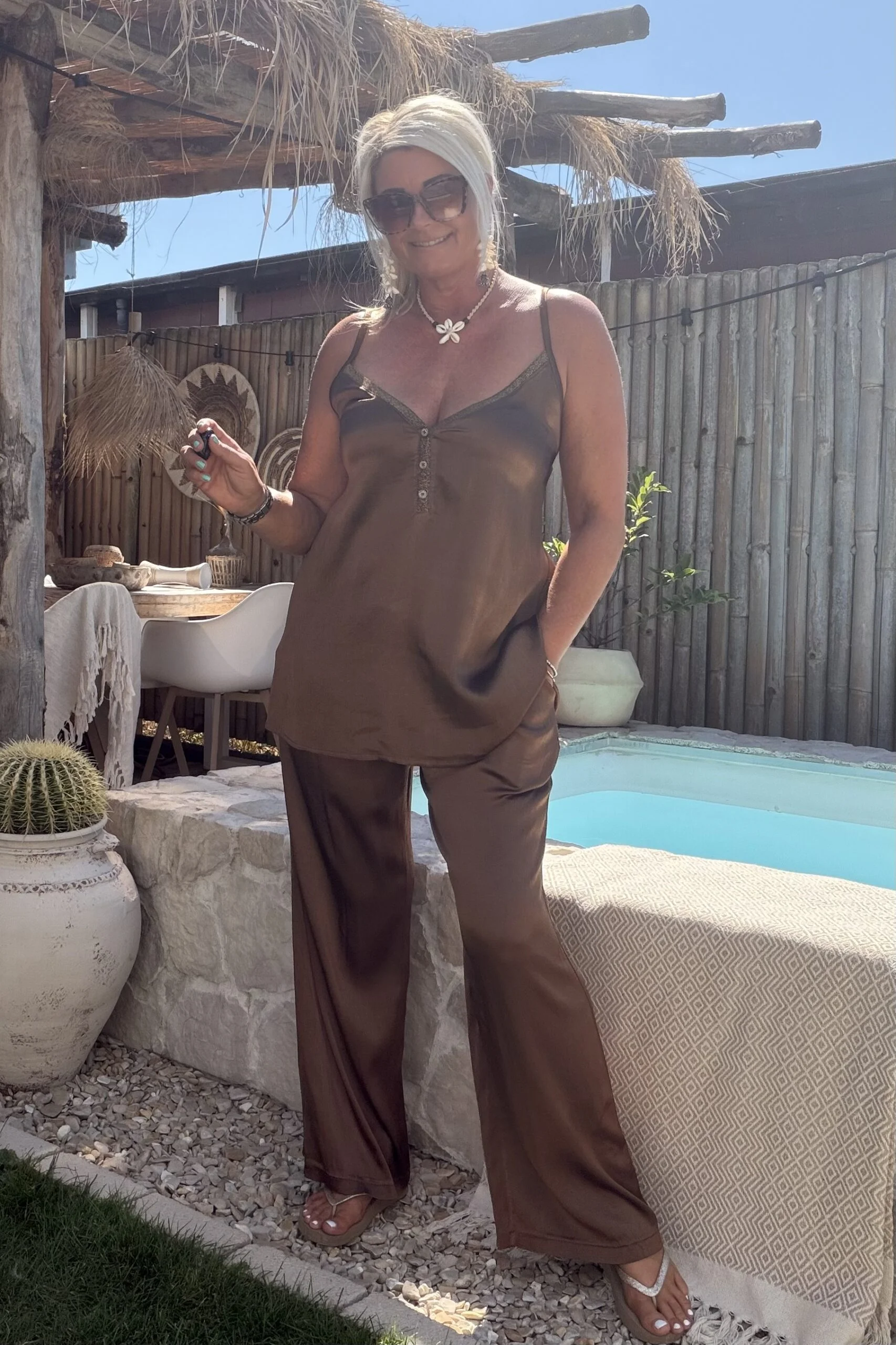 Wijde Satijnlook Broek Iris, Choco Bruin. - Afbeelding 14