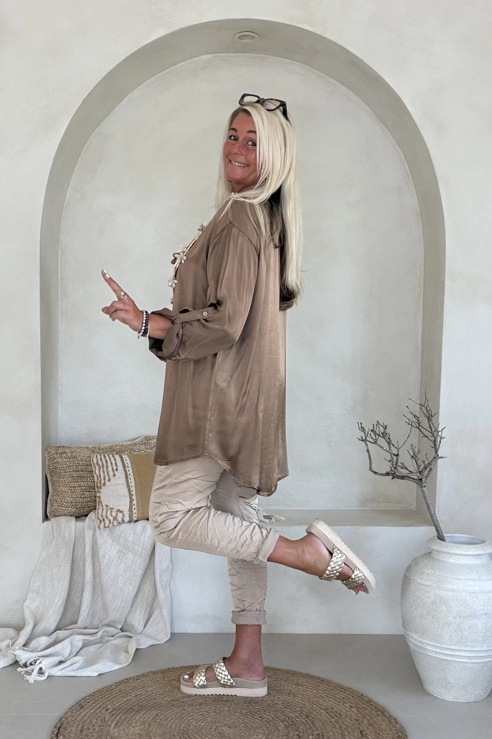 Tuniek Satijnlook Senza, Bruin. - Afbeelding 4