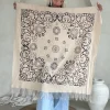 Sjaal Saria met Paisley en Franjes, Beige.