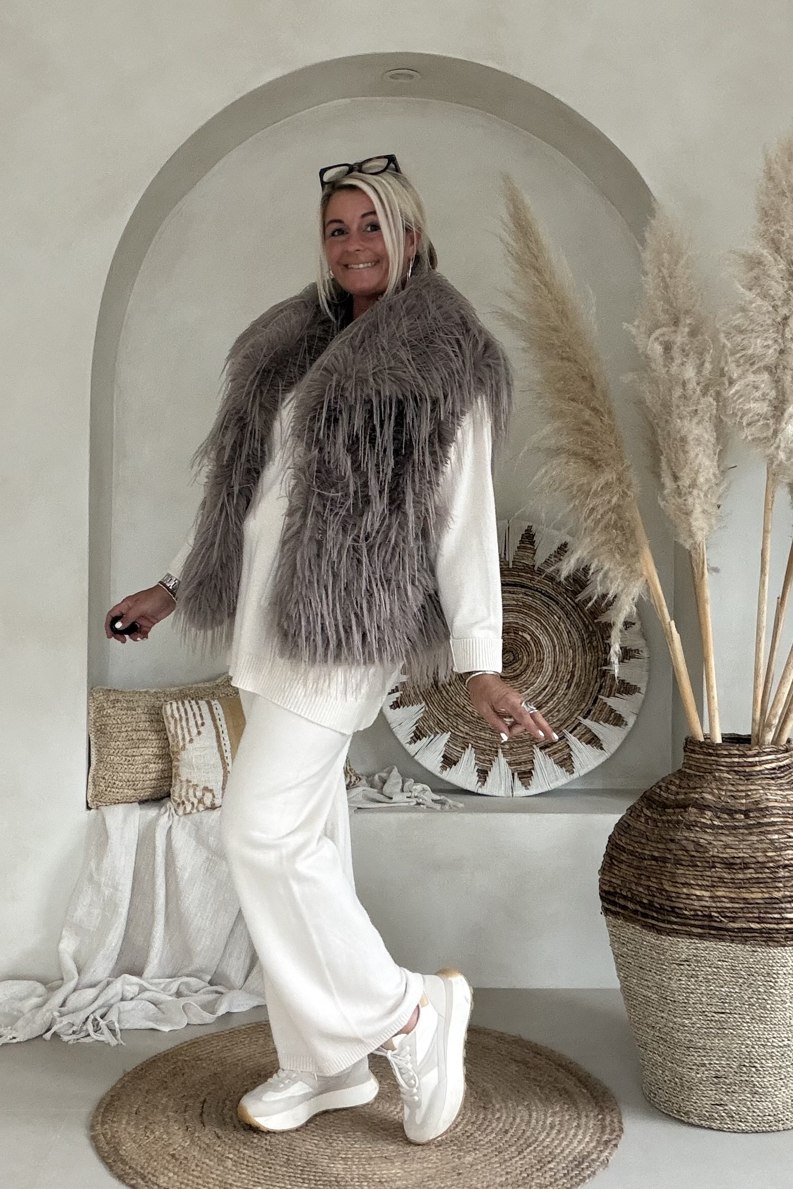 Fake Fur Bodywarmer Fay, Fluffy Taupe. - Afbeelding 4