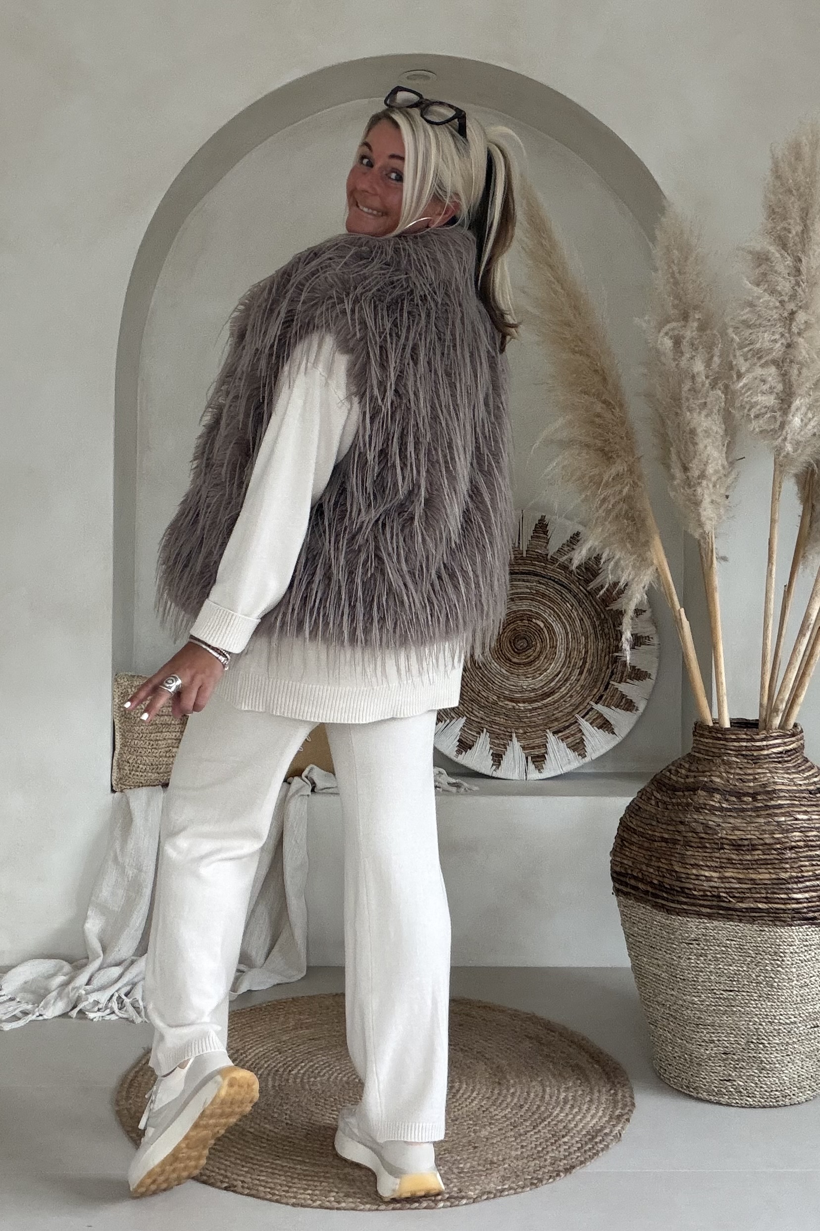 Fake Fur Bodywarmer Fay, Fluffy Taupe. - Afbeelding 6