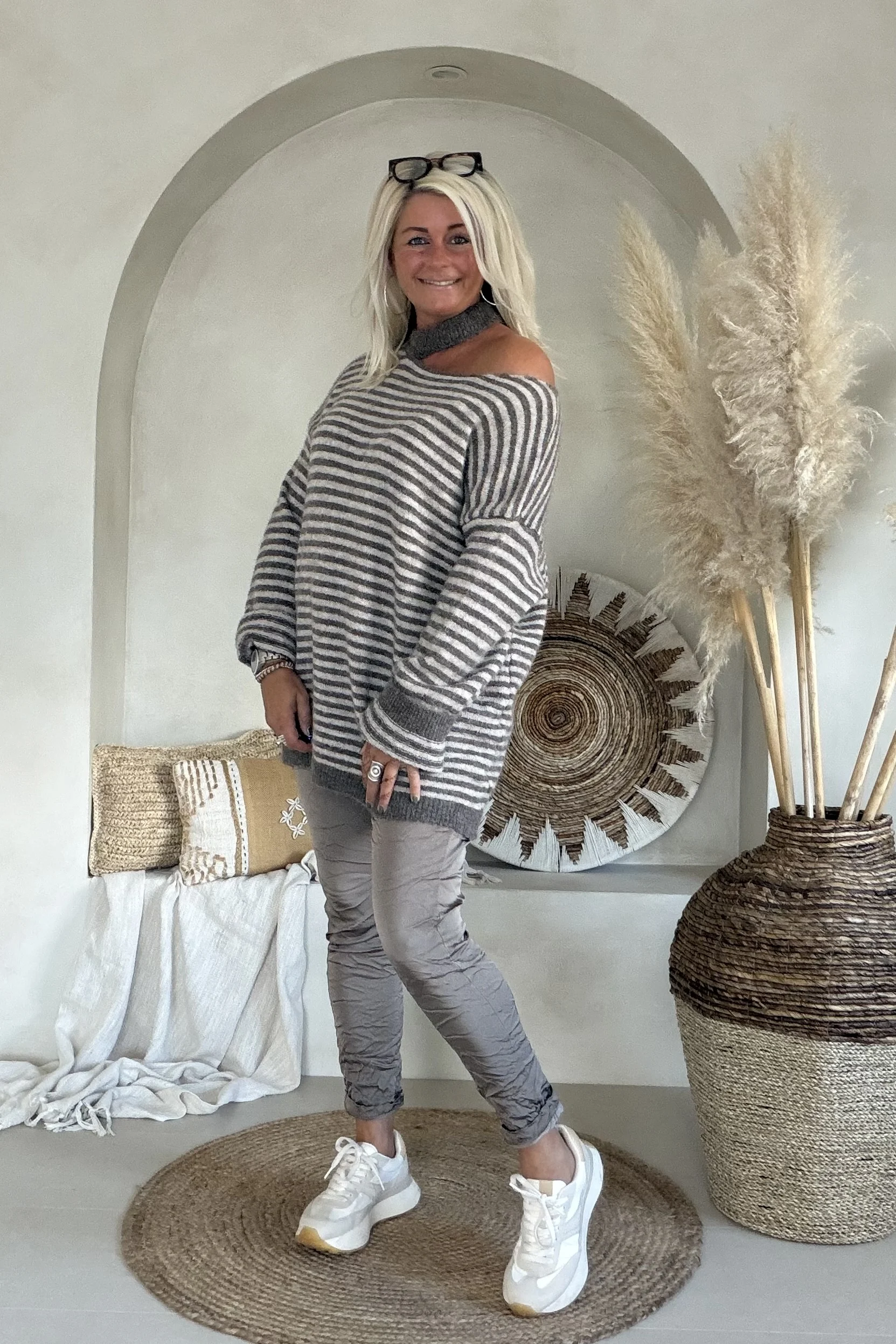 Gestreepte trui Trudy met Chokerhals, Taupe. - Afbeelding 2