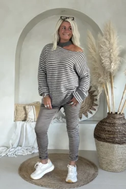 Gestreepte trui Trudy met Chokerhals, Taupe.