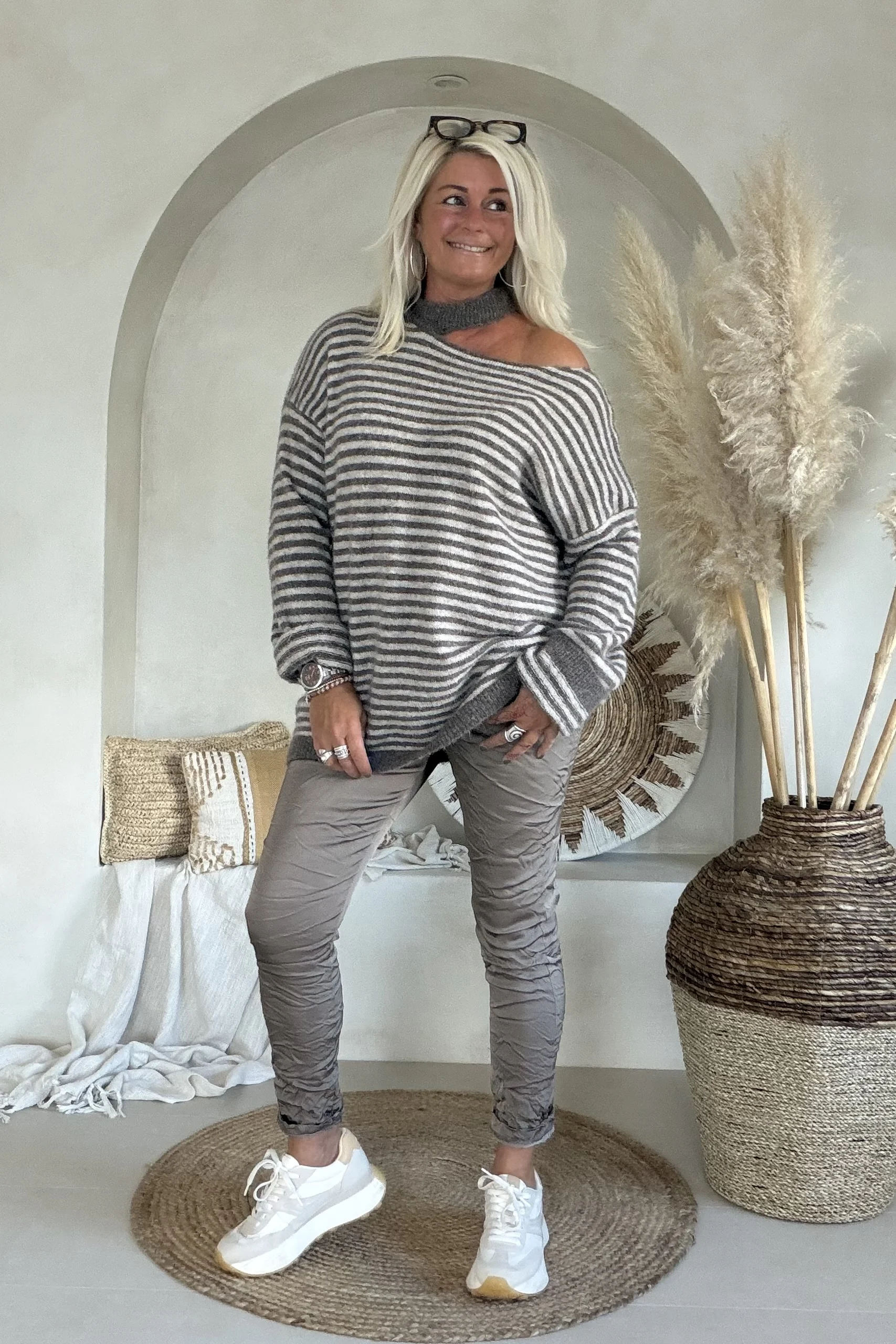 Gestreepte trui Trudy met Chokerhals, Taupe.