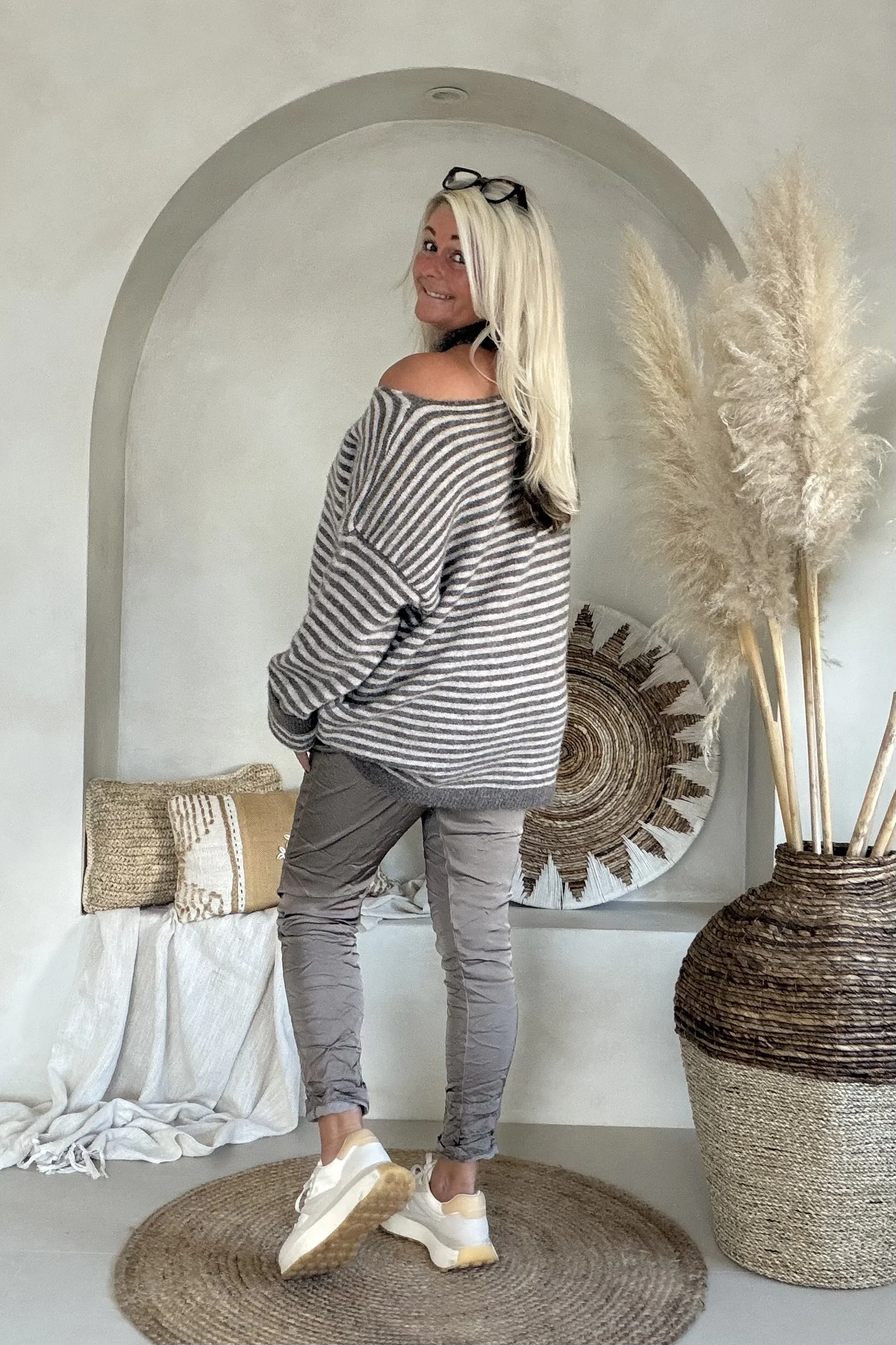 Gestreepte trui Trudy met Chokerhals, Taupe. - Afbeelding 6