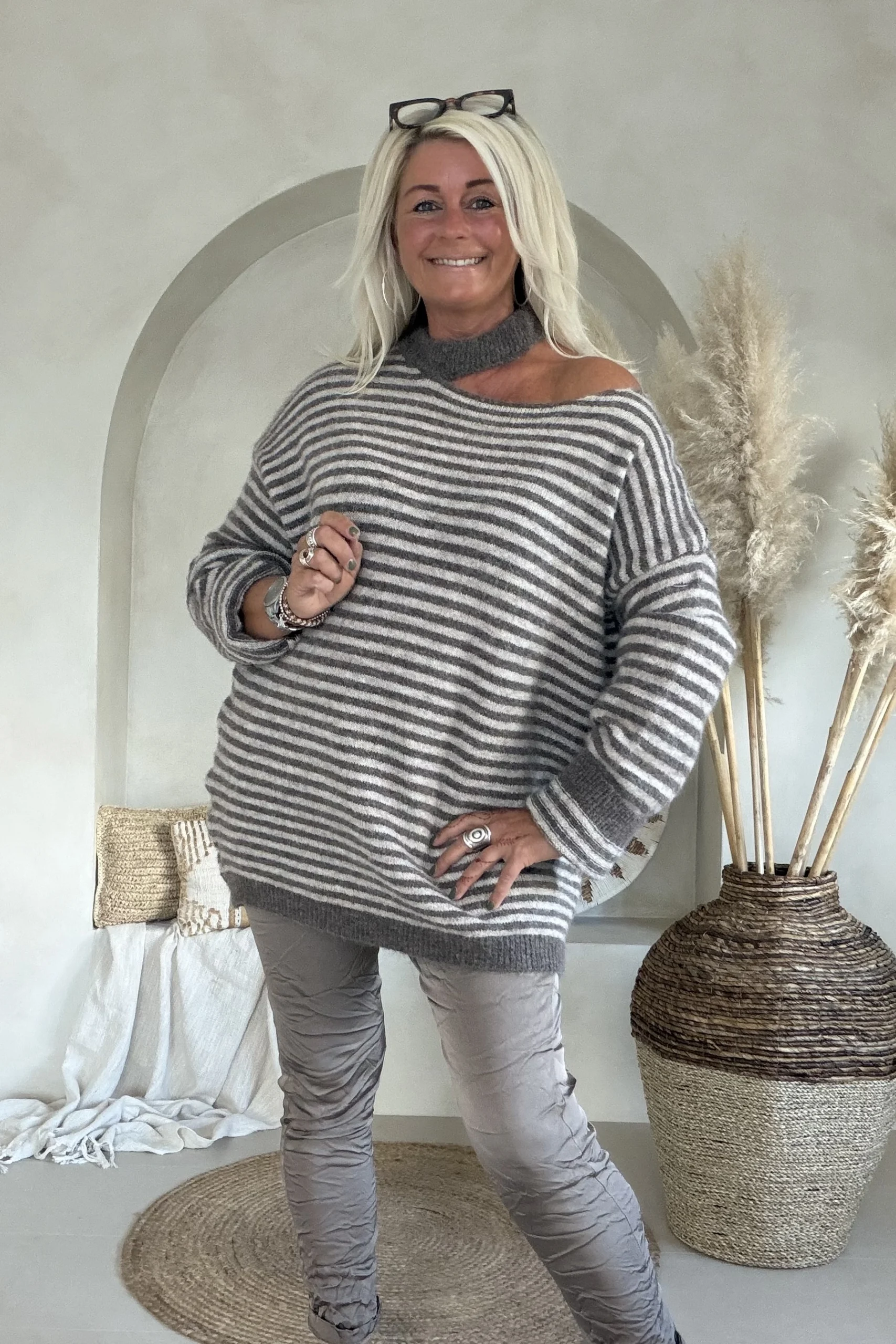 Gestreepte trui Trudy met Chokerhals, Taupe. - Afbeelding 3