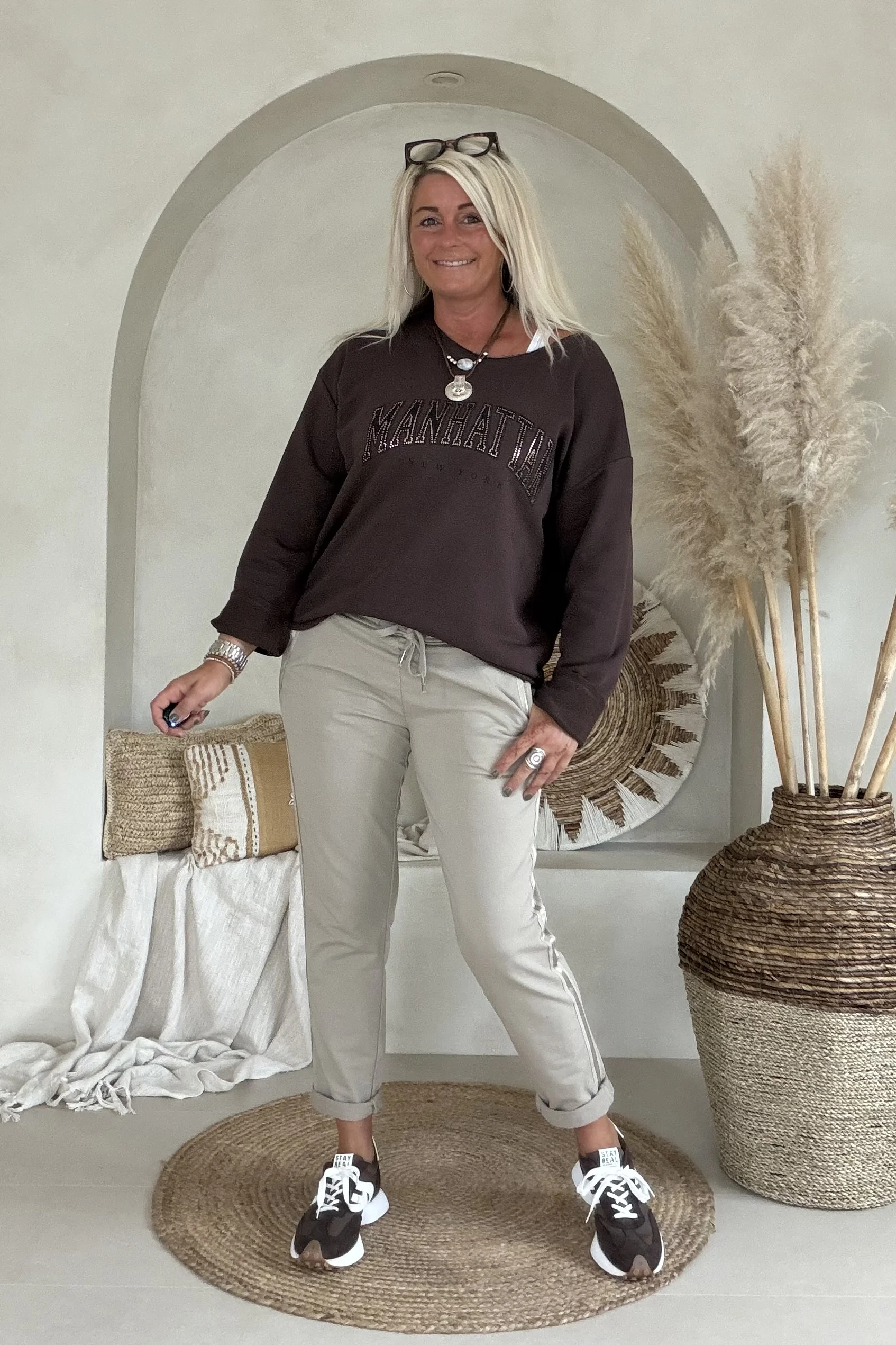 Sweatpant Shirma met Satijnen bies, Donker Zand. - Afbeelding 2