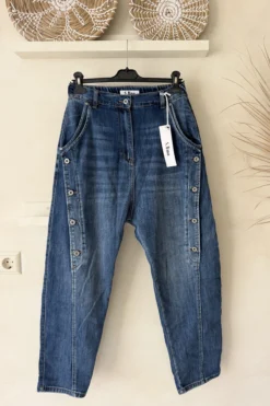 S.Woman Baggy Jeans Nola met Knopen, Mid Blauw.