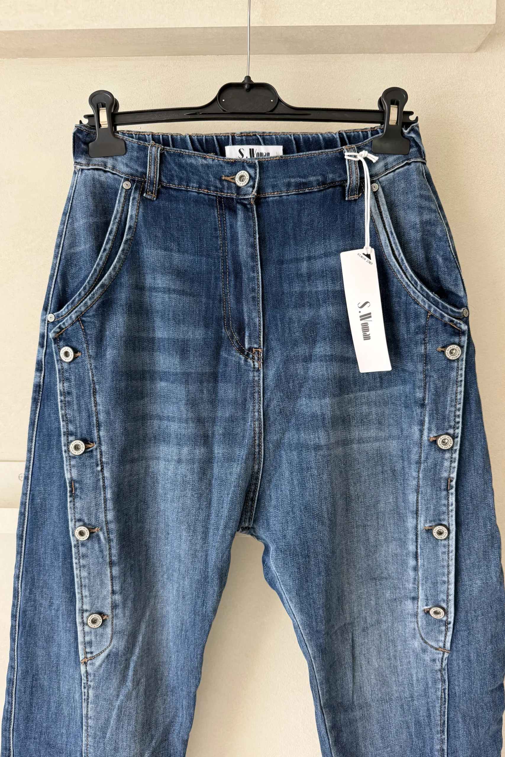 S.Woman Baggy Jeans Nola met Knopen, Mid Blauw. - Afbeelding 2